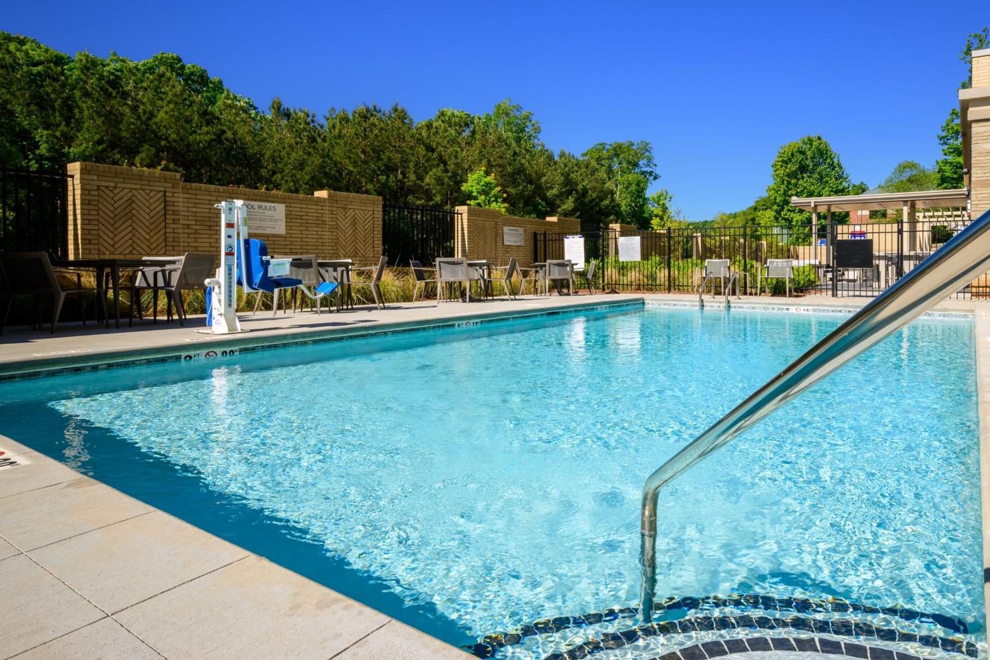 Courtyard By Marriott Raleigh Cary Crossroads Hotel Екстериор снимка