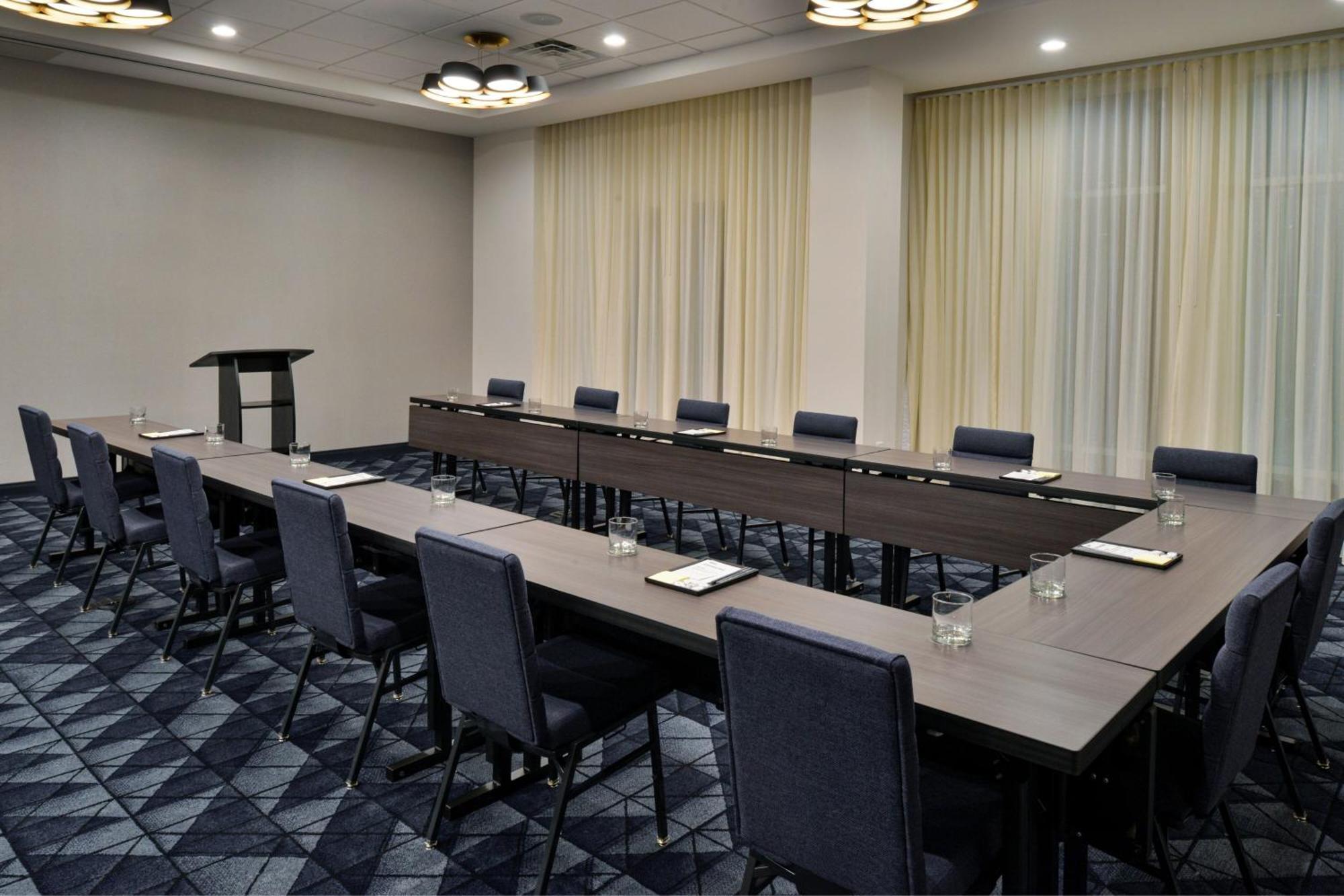 Courtyard By Marriott Raleigh Cary Crossroads Hotel Екстериор снимка