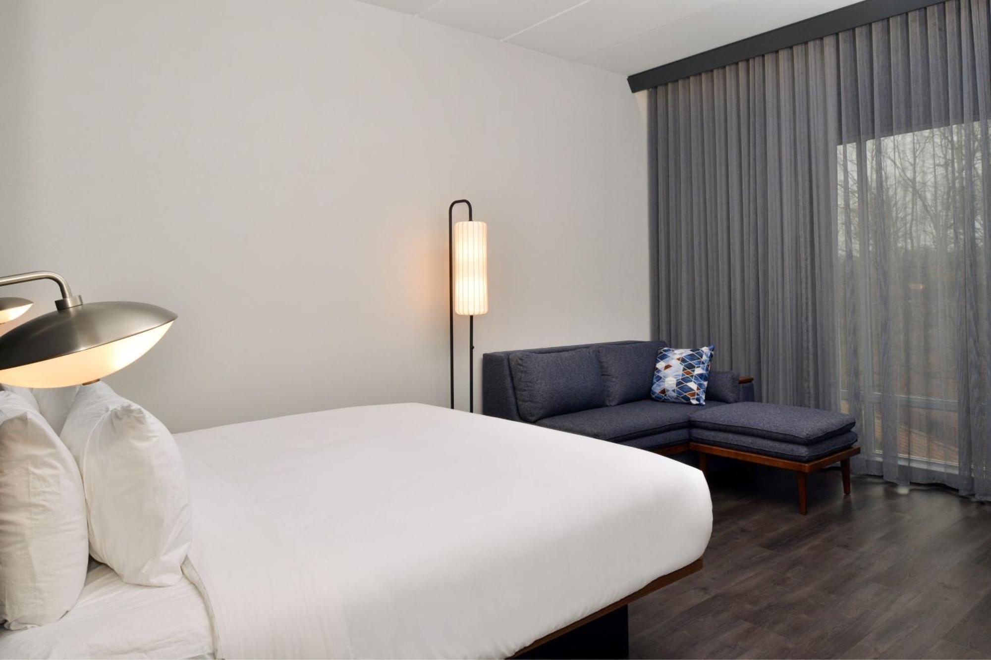Courtyard By Marriott Raleigh Cary Crossroads Hotel Екстериор снимка