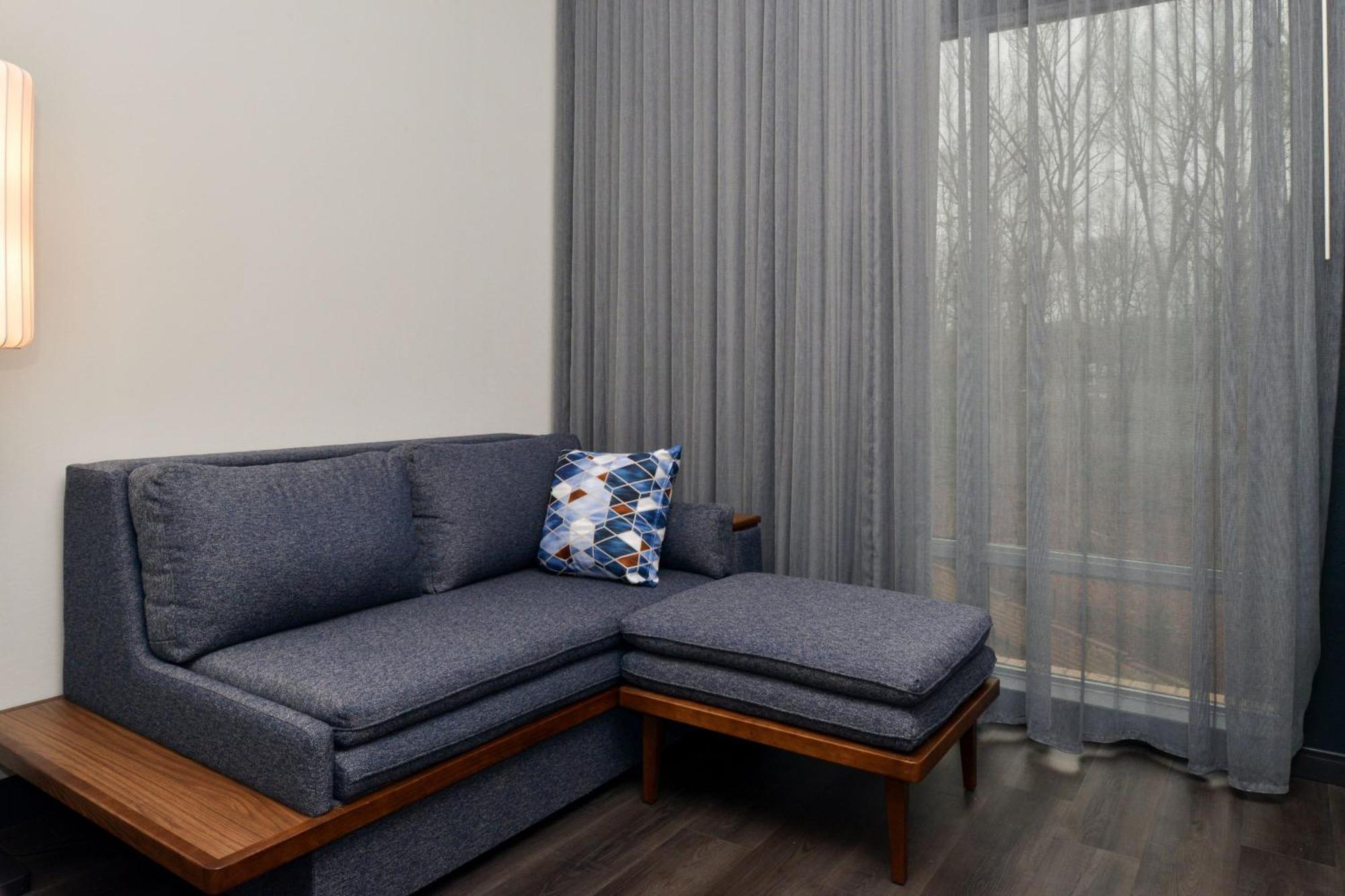 Courtyard By Marriott Raleigh Cary Crossroads Hotel Екстериор снимка